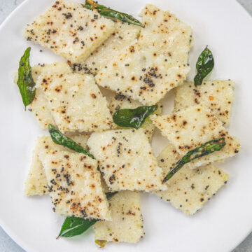 Rava dhokla in a white plate.