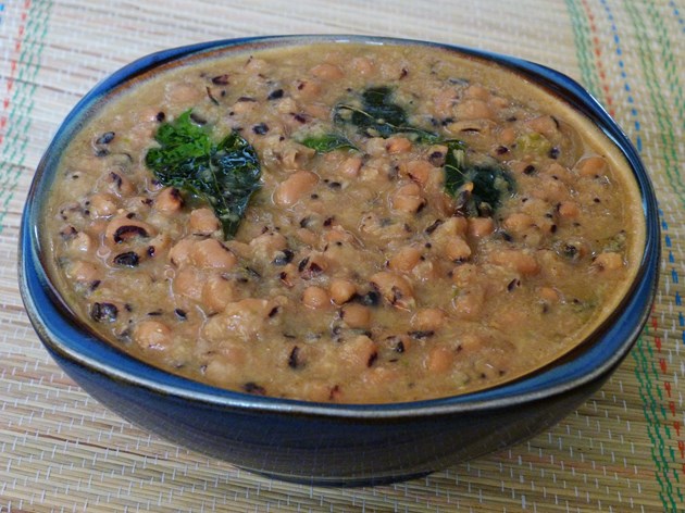 Black eyed peas curry in a blue bowl.