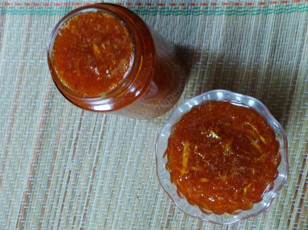 Aam chunda in a bowl and in a glass jar.