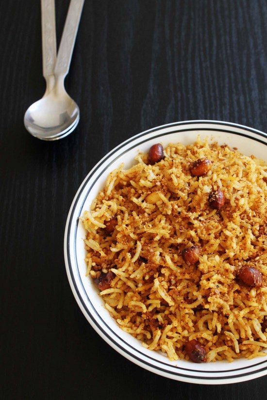 Tamarind rice in a bowl.