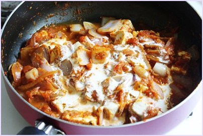 adding cream to paneer do pyaza gravy