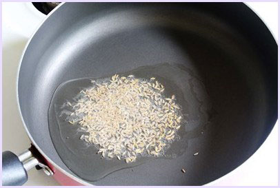 Tempering of cumin seeds.