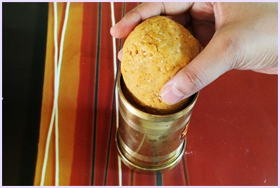 adding dough in chakri maker machine