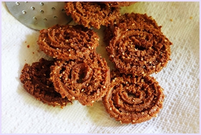 fried chakli on a paper towel lined plate