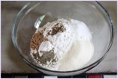 all purpose flour, sooji, salt and pepper in a bowl