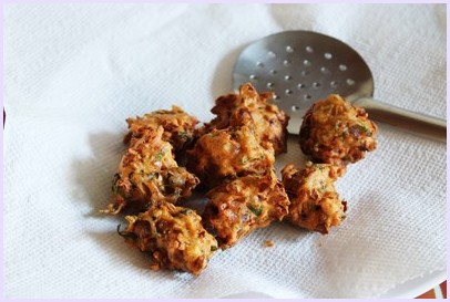 Fried cabbage pakora in a plate.