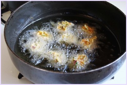 Frying pakora.