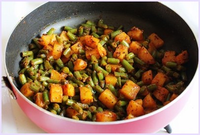 Cooked aloo beans.