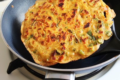 Besan Cheela Recipe | How to make besan ka cheela | Vegetarian Omelette