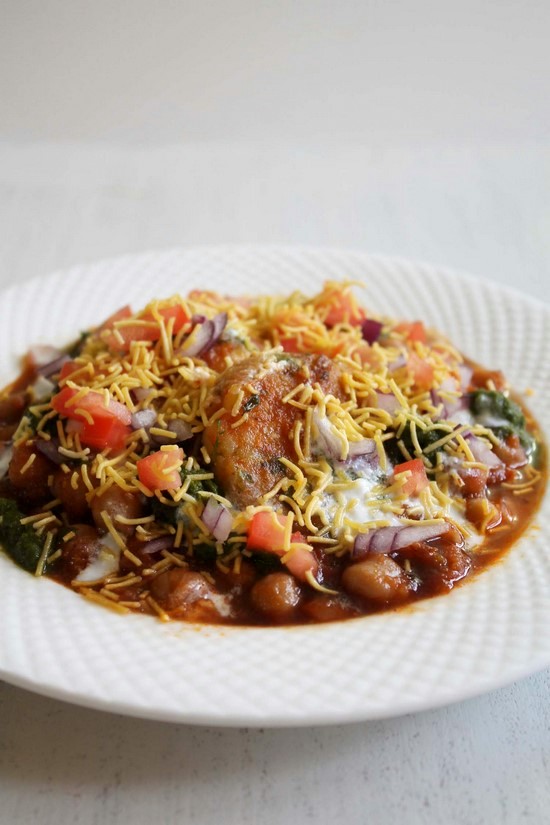 A plate of aloo tikki chole chaat.