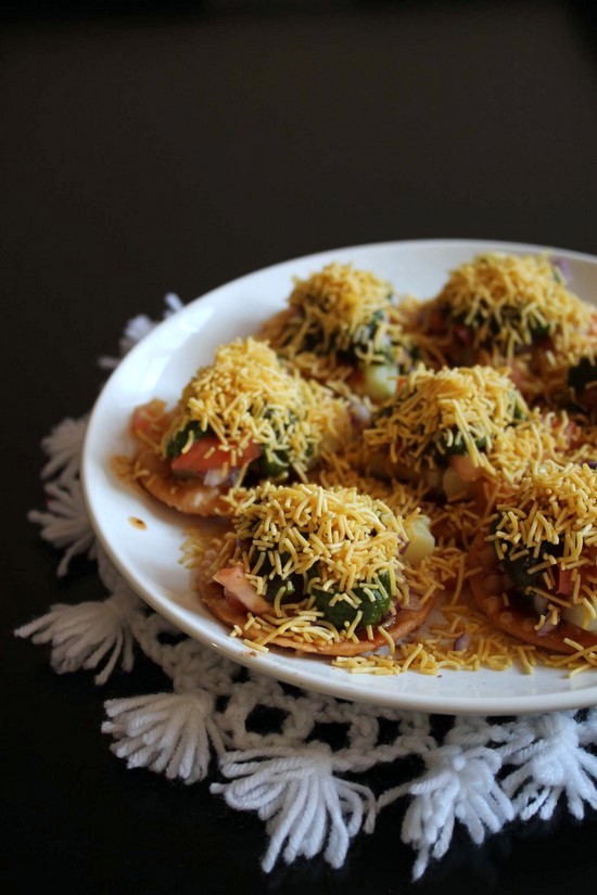 A plate of sev puri on a mat.
