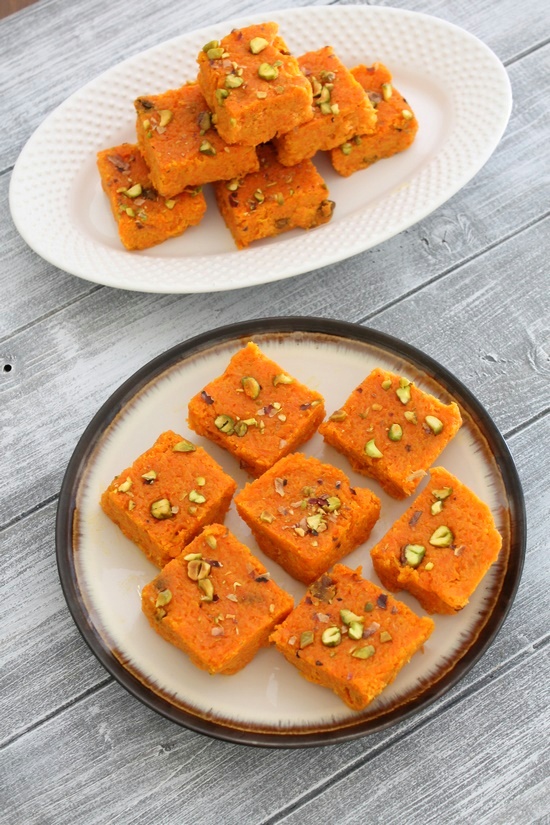 Gajar barfi in a plate.