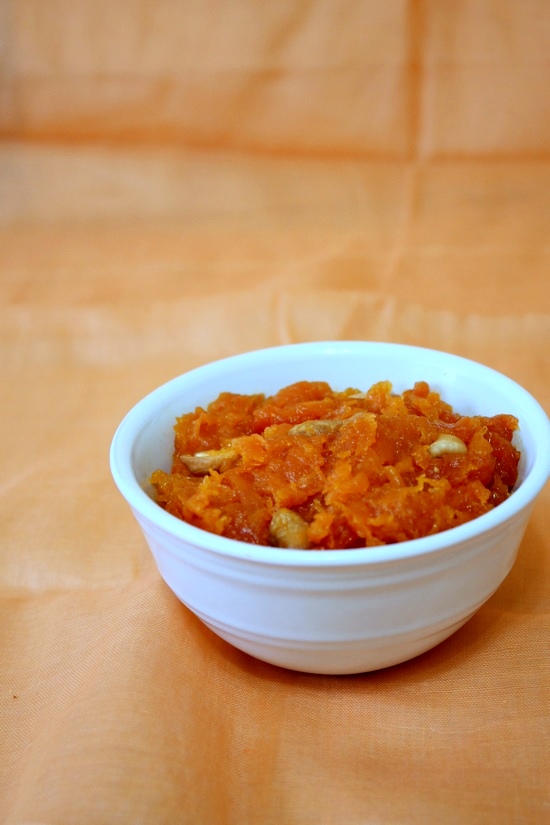 papite ka halwa served in a bowl.