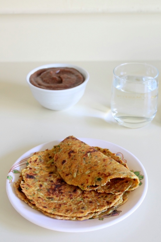 Lauki thepla served with chutney a glass of water.