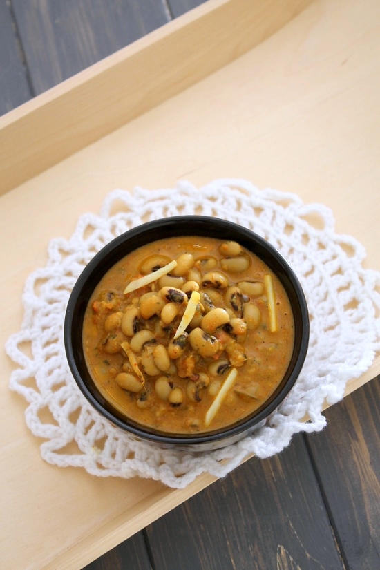 Lobia in a bowl with a mat underneath.