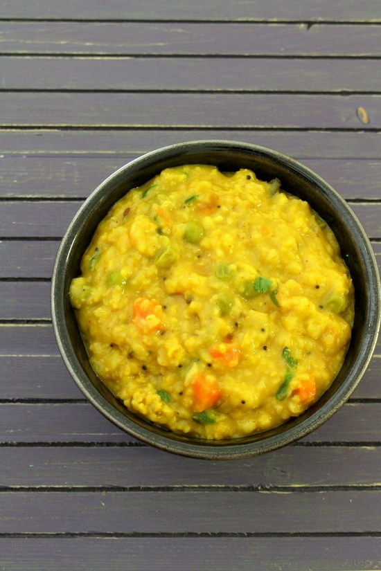 Oats khichdi in a bowl.