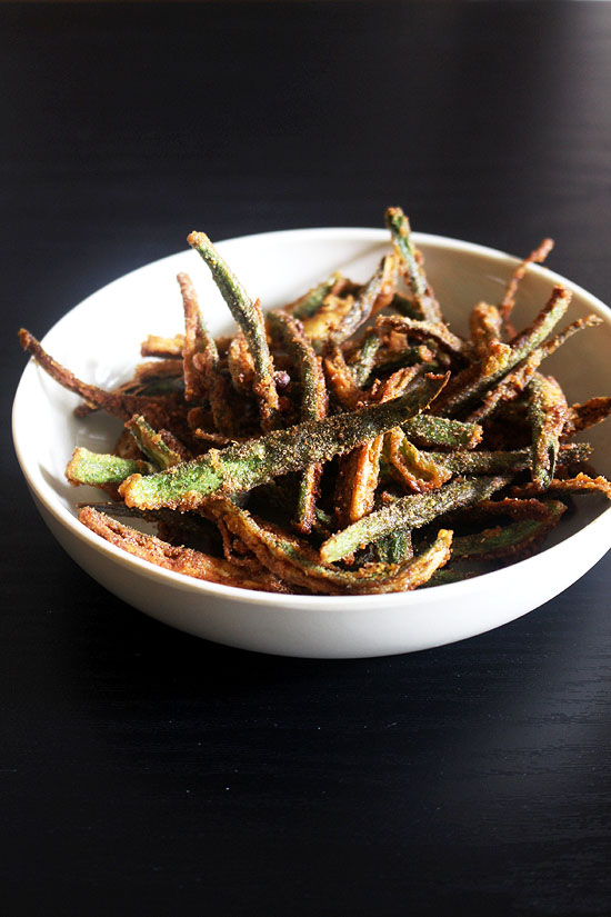 Kurkuri bhindi served in a plate.