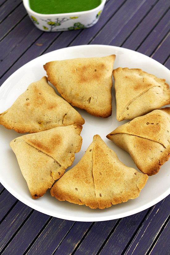 6 baked samosa in a plate.