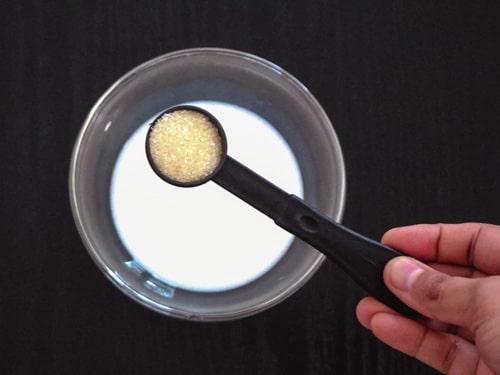 adding sugar to warm milk