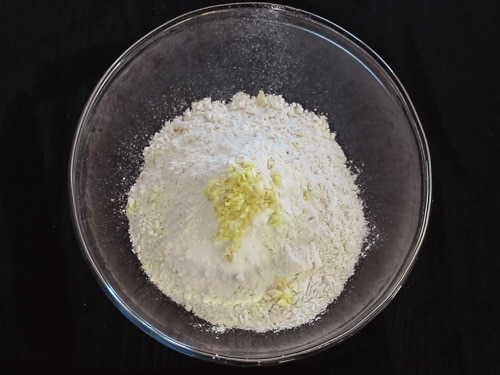 flour mixture for garlic naan