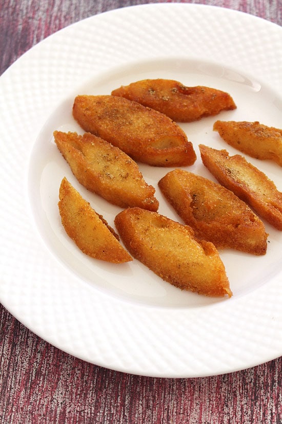 Fried idli with a sprinkle of chaat masala on top.