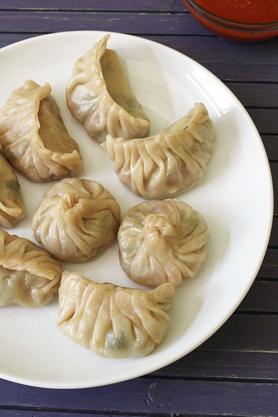 2 different shaped momos in a plate.