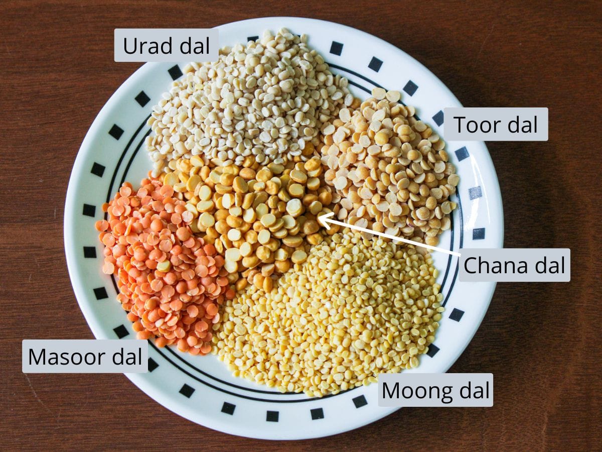 5 different lentils in a plate with labels.