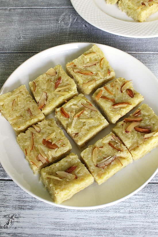 9 pieces of lauki barfi served in a plate.