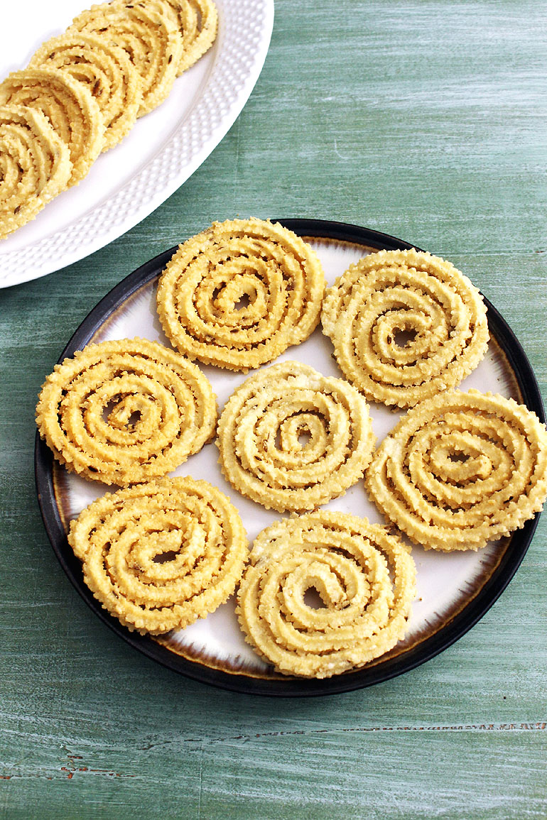 Murukku served in 2 plates.