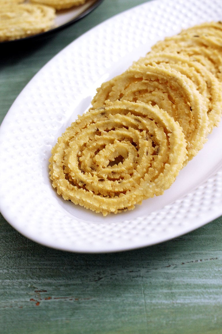 Rice murukku in an oval plate.