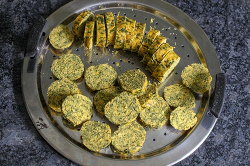 sliced kothimbir vadi