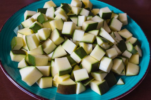 raw mangoes cut into 1-inch cubes