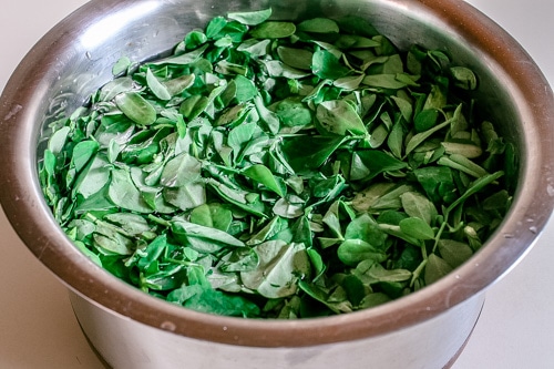 washing methi leaves