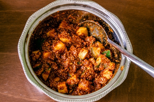 mix the oil with mango pieces and spice mixture