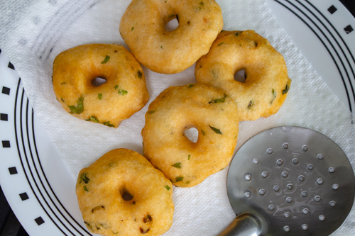 fried vada on the plate