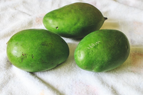 washed raw mangoes on kitchen towel