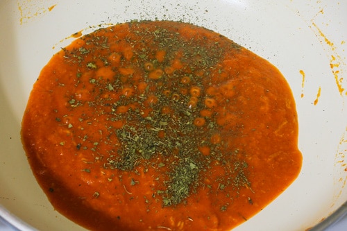 adding kasoori methi to makhani gravy