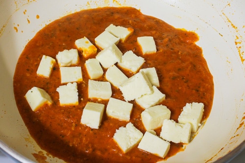 adding paneer to makhani sauce