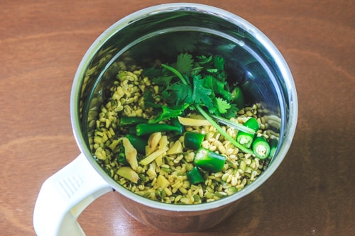 dal vada ingredients in a mixer jar