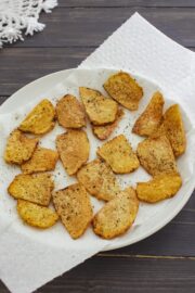 Suran chips in a paper towel lined plate