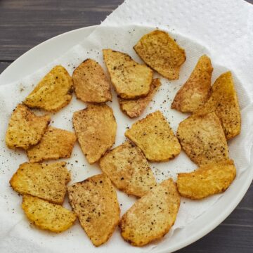 Suran chips in a paper towel lined plate