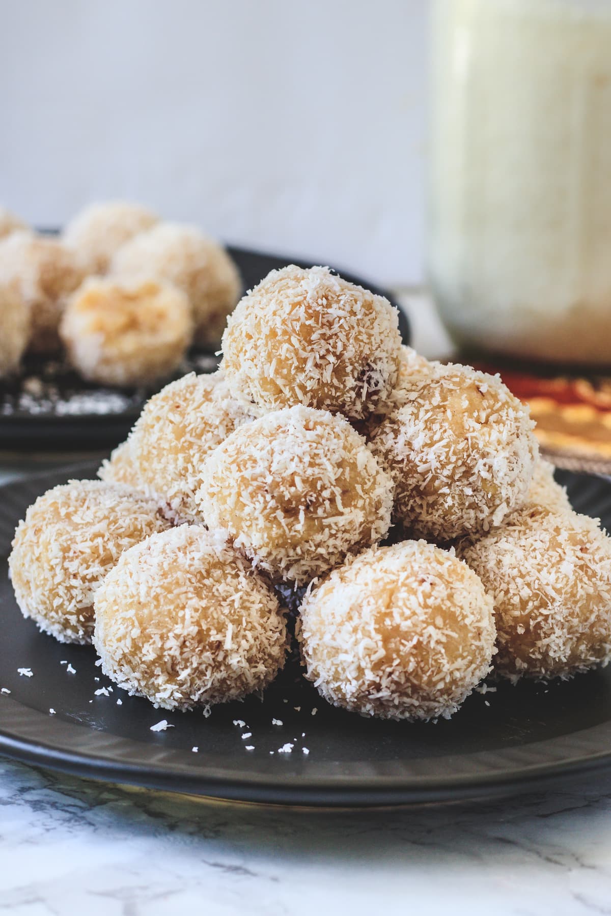 pila de ladoos de coco en el plato