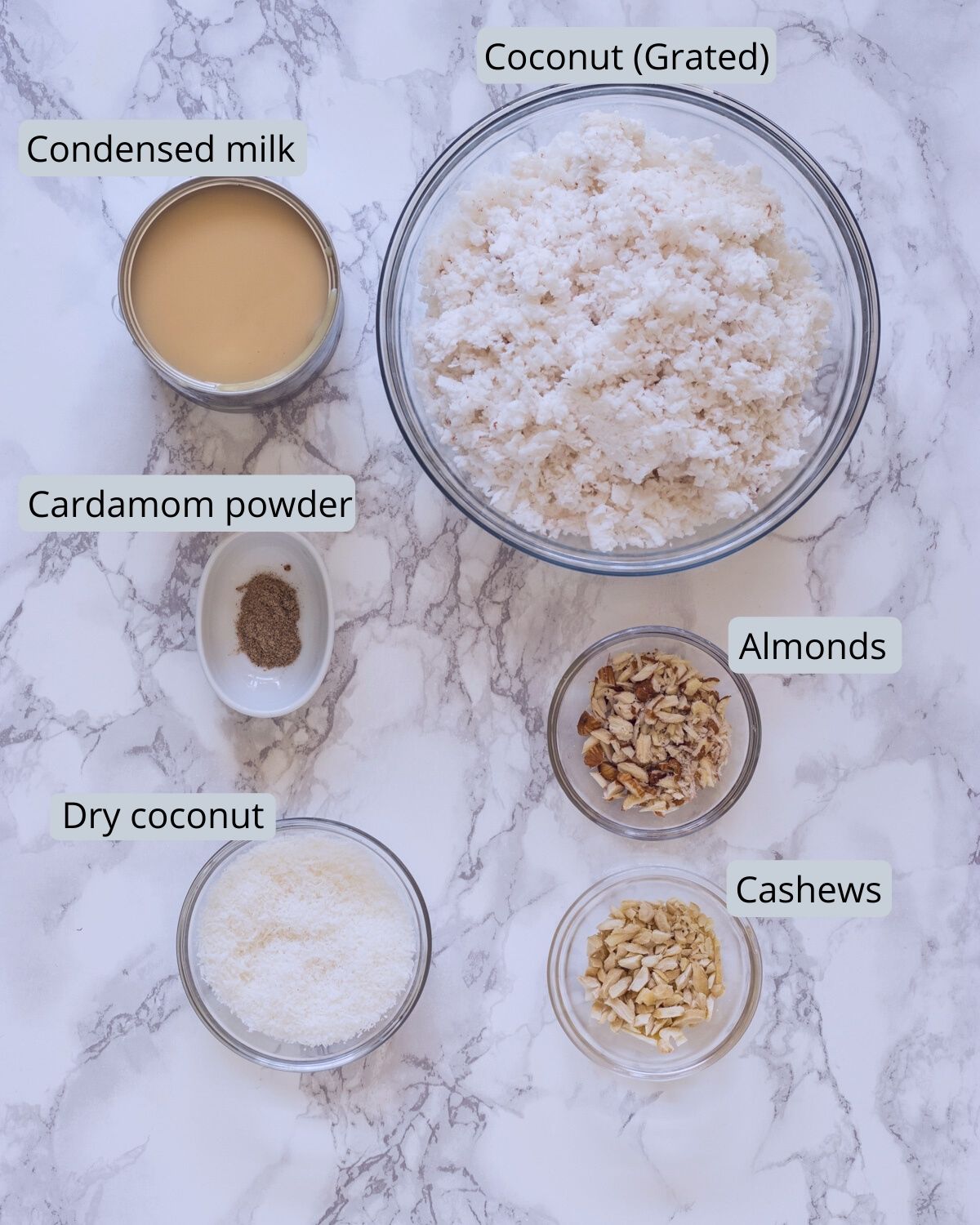  imagen de ingredientes utilizados para ladoo de coco. Incluye coco, leche condensada, cardamomo, nueces, coco seco.