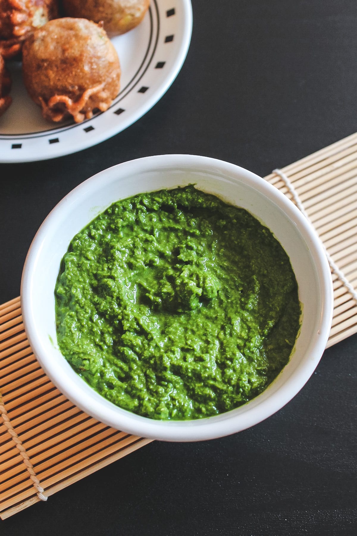 farali chutney in a bowl with bamboo mat under neath.