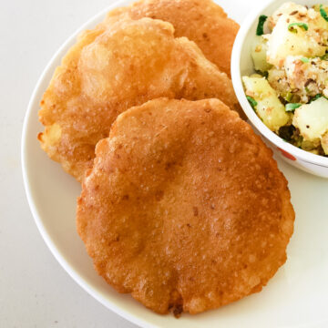 Rajgira puri in a plate with side of sukhi bhaji