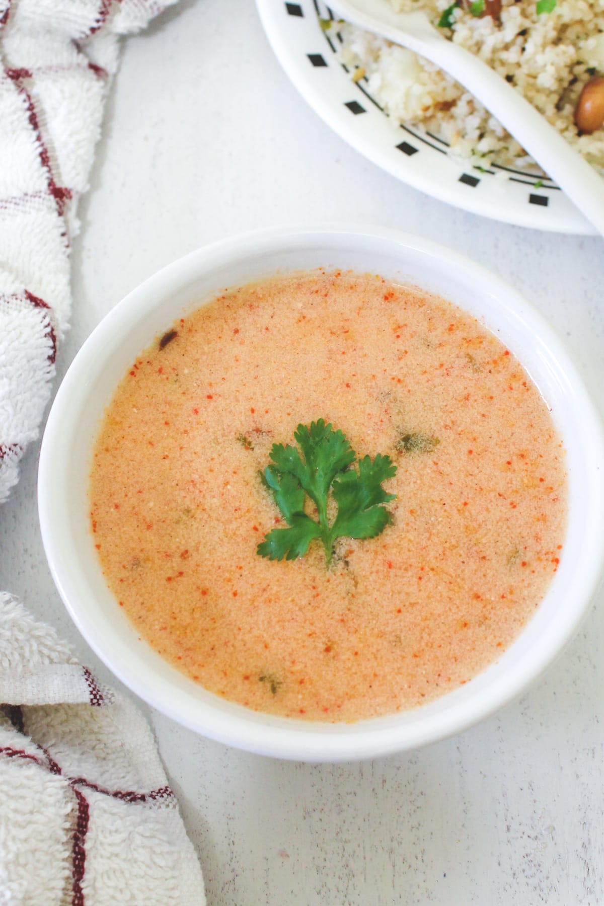 Singhare ki kadhi in a bowl garnished with coriander leaves.