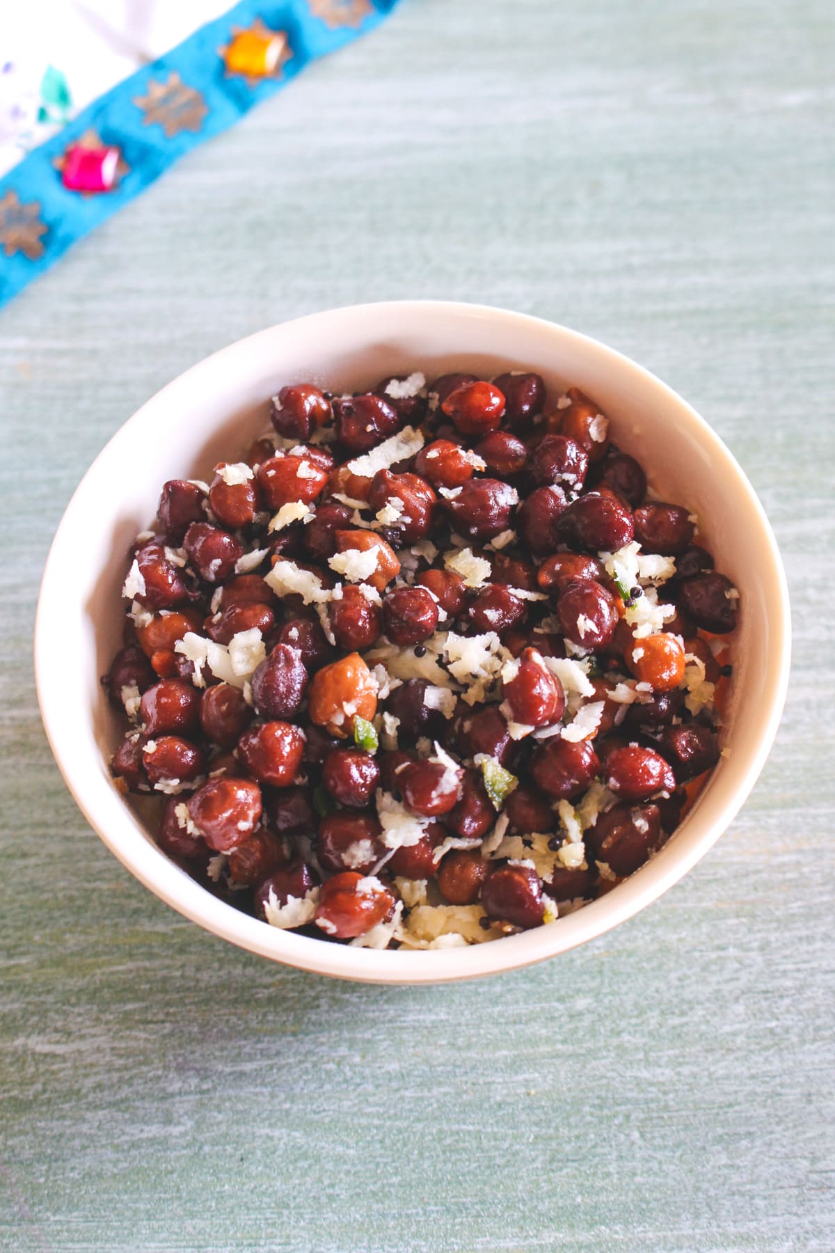 Kala chana sundal served in a bowl.