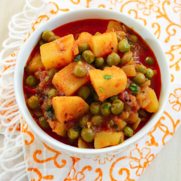 aloo matar served in a bowl with napkin underneath.