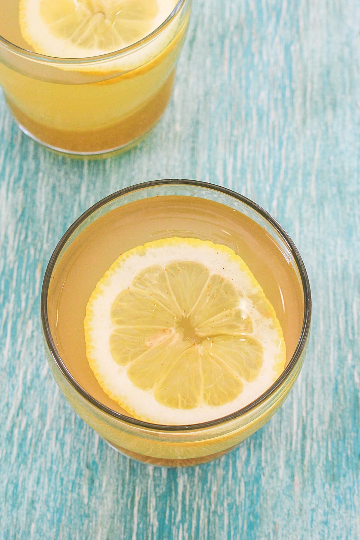 2 glasses of shikanji with lemon slice on top.