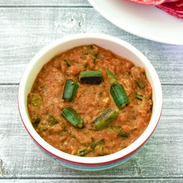 Dahi bhindi served with beetroot roti.